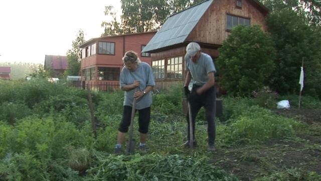 мои родители в 2011 году на даче