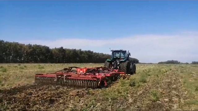 Трактор FORLOAD в поле