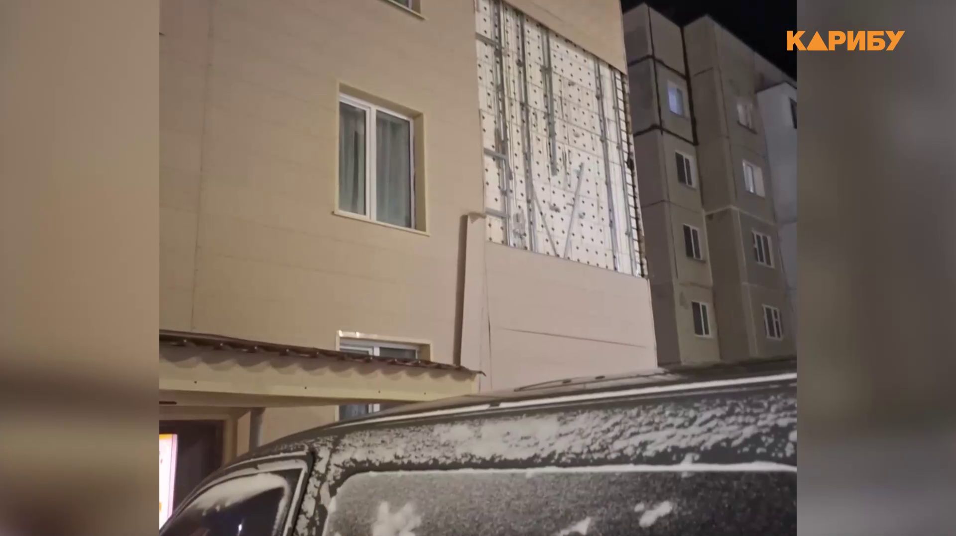 Обшивка зданий слетает, дорожные знаки ломаются, машины застревают. В Магадане снова бушует циклон. смотреть онлайн