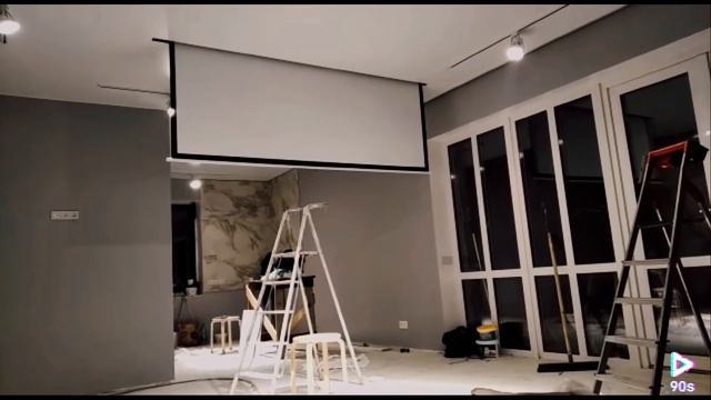 Вмонтированный экран проектора в натяжной потолок