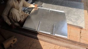 Талантливый мастер изготавливает металлические сундуки