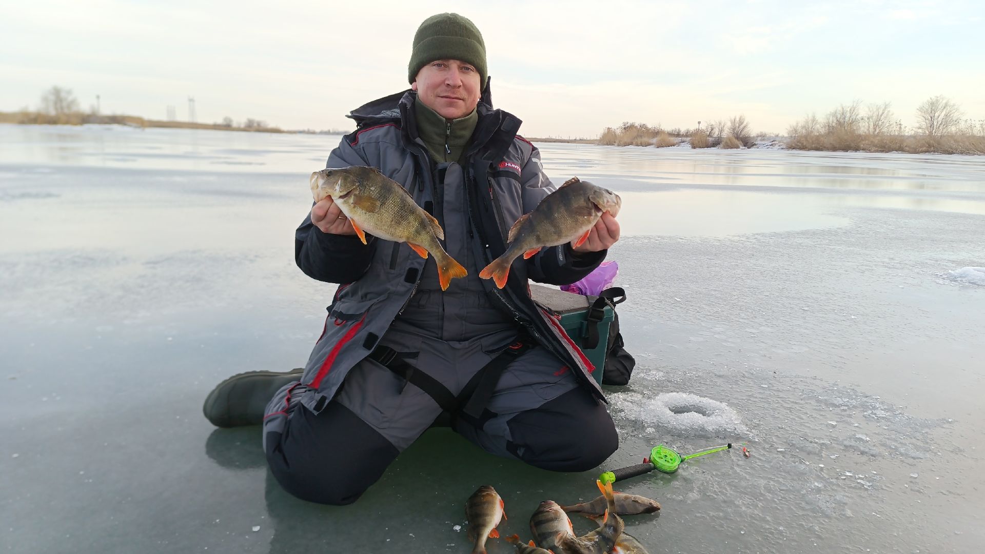 Трофейный Окунь!!! Зимняя рыбалка на Варваровском водохранилище!!! смотреть онлайн