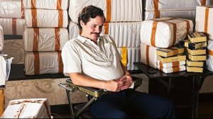 Наркобарон-миллиардер пытается выжить в ТАЙНЫХ УБЕЖИЩАХ, прячась от президента и КИЛЛЕРОВ (ПЕРЕСКАЗ)