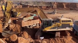 Экскаваторы Caterpillar 365C и бульдозер D6R в гигантской шахте – Точная погрузка вскрышных пород!