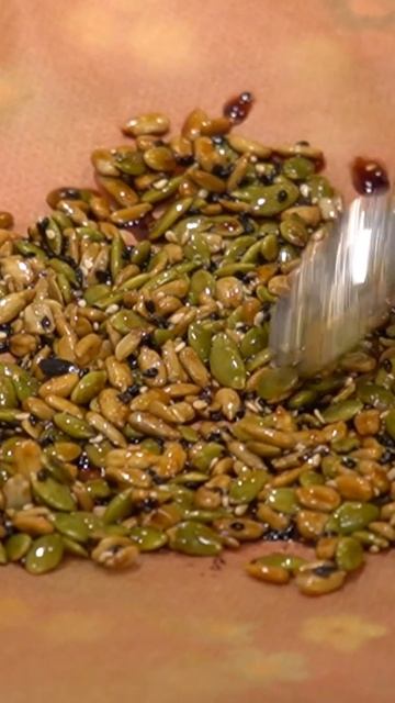 Зелёный салат с маринованными огурцами и семечками в соевой глазури