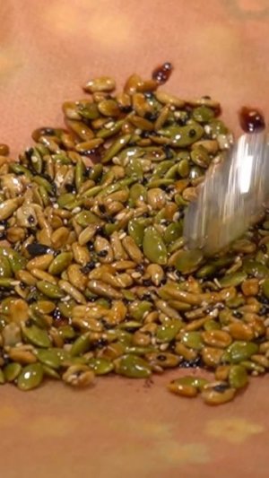 Зелёный салат с маринованными огурцами и семечками в соевой глазури