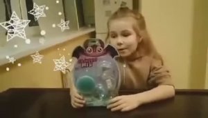 Хрустящий и блестящий морской слайм .