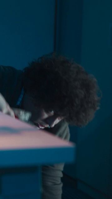 Заходишь в комнату и видишь ее, твои действия? смотреть онлайн