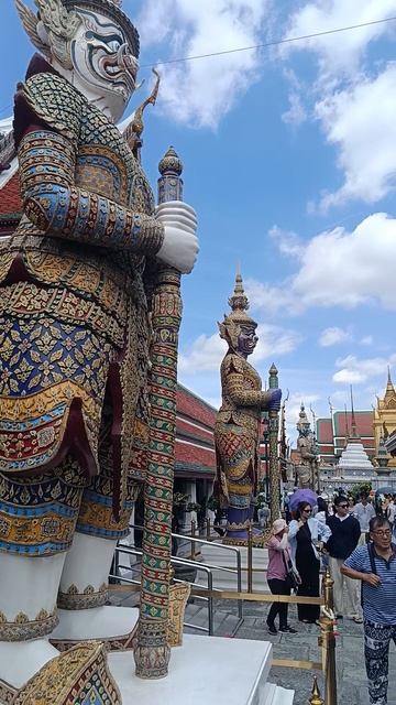 Вход в прошлое — без билета возврата Золотые шпили над рекой  каково внутри Королевского дворца