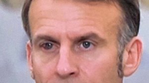 Макрону набили морду он появился на публике с подбитым и залитым кровью глазом