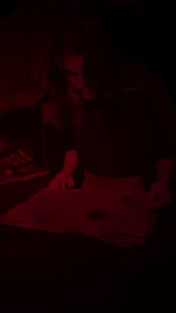 Она не воин, но её меч - это свет. Её броня - тихий шаг по скрипучему полу. Её битва - за каждую душ