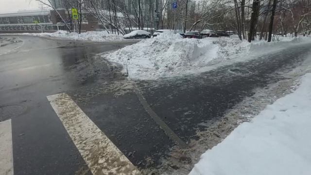 Раньше на газонах росли только кусты--до снегоприемки ехать 10 минут а растут сейчас только сугробы