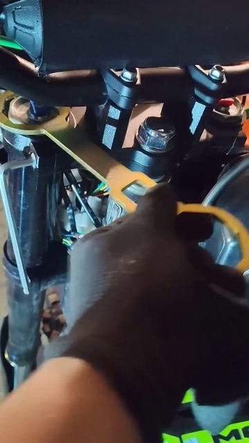 Около ЭНДУРО. снимаю переднир амортизаторы.