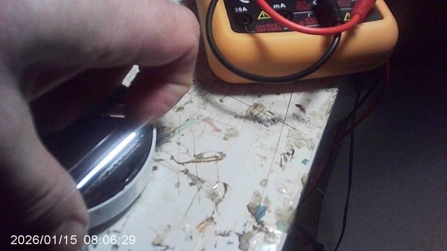 Извлечение батареек ААА из светодиодного фонарика