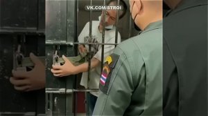 Нужно открыть небольшой замок? Да, это несложно. Мальчик, вероятно, опытен в этом.