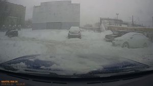 Выезжаю с заснеженной парковки на Great Wall Hover H3.