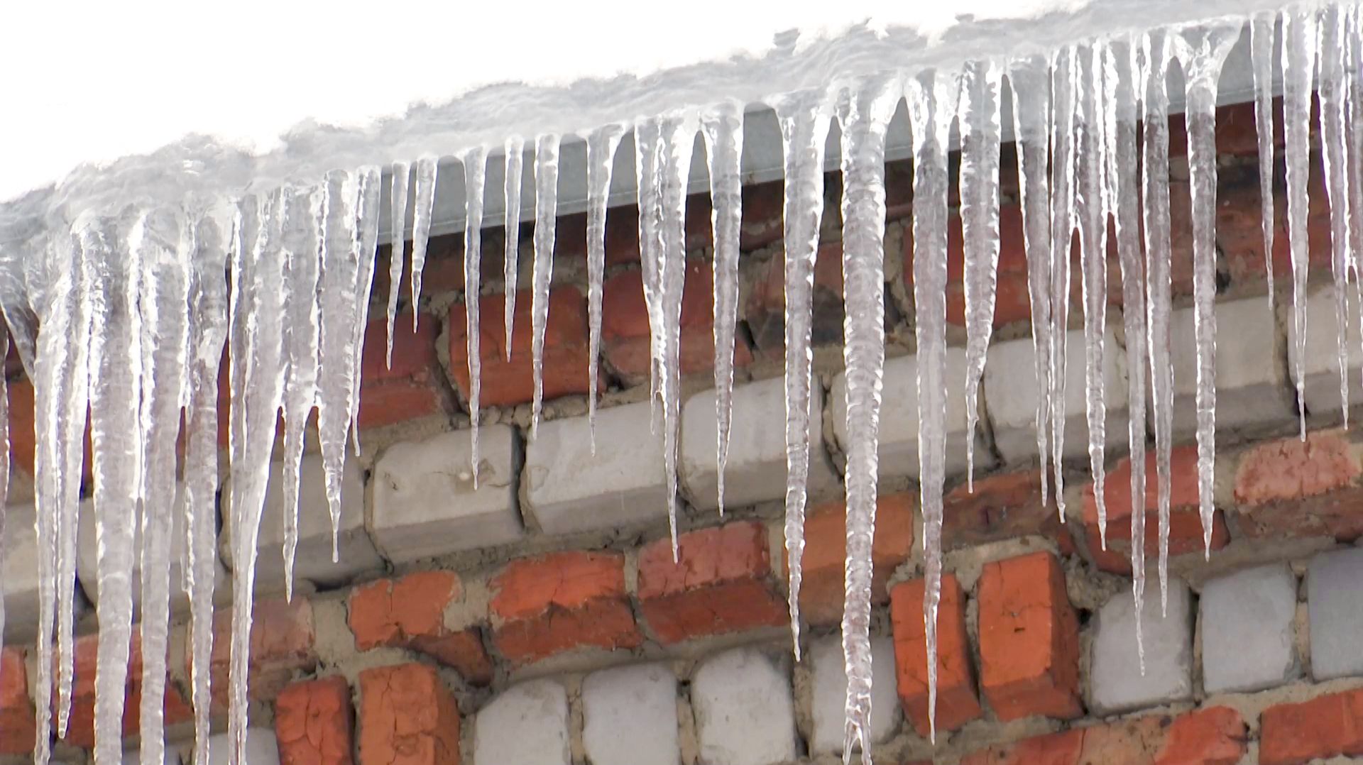 Нависшая опасность: рязанцы требуют убрать сосульки с крыш смотреть онлайн