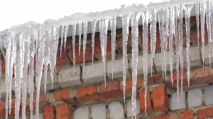 Нависшая опасность: рязанцы требуют убрать сосульки с крыш