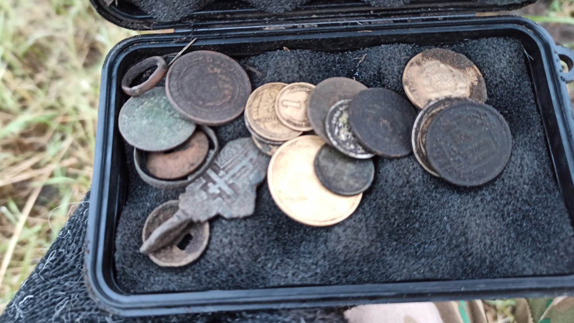 Серебряная монета на распаханной деревне! ВЫКОПАЛ СЕРЕБРО С МЕТАЛЛОИСКАТЕЛЕМ! БИЛОН смотреть онлайн