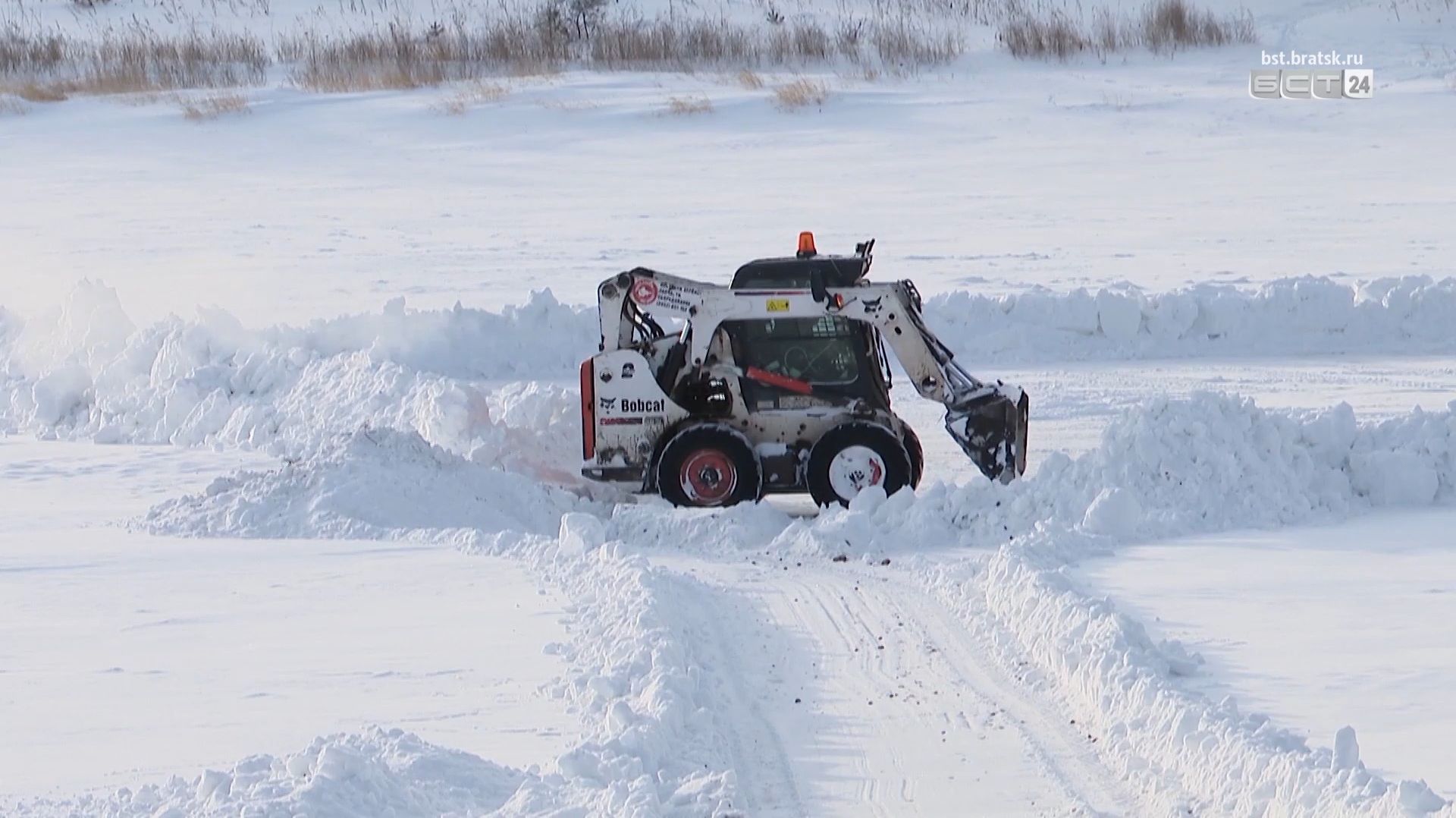 Проруби для Крещенских купаний готовят в Братске смотреть онлайн