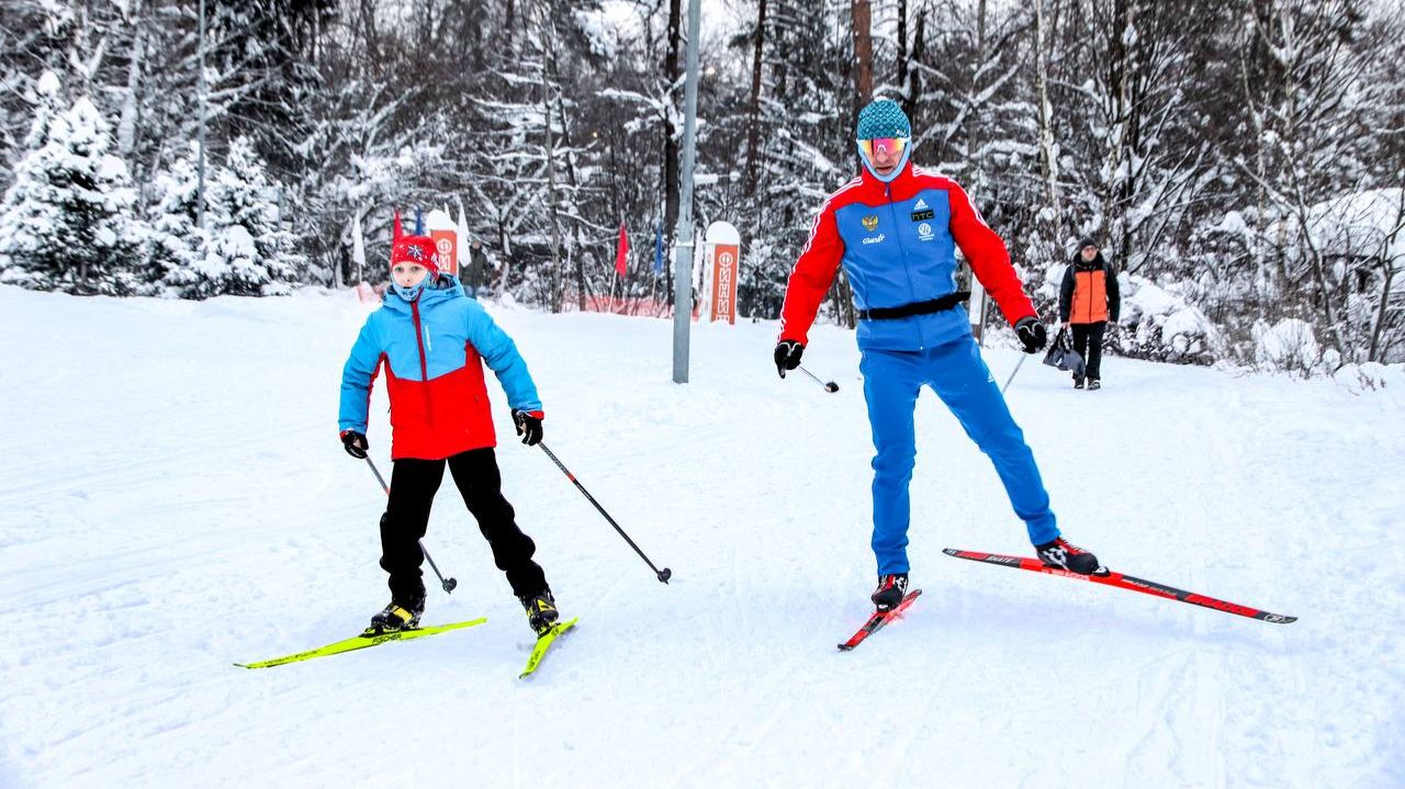 Все на лыжи! Трассу в лесопарке продлили в два раза смотреть онлайн