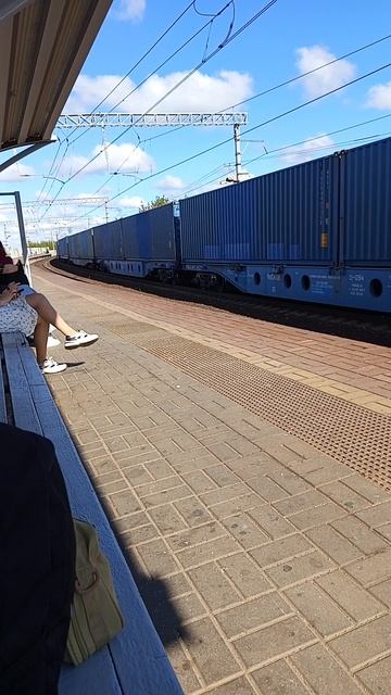 встретил товарный поезд