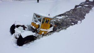 К-700 ушел под лед! / Суровые испытания кировца