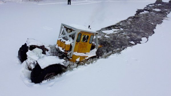 К-700 ушел под лед! / Суровые испытания кировца