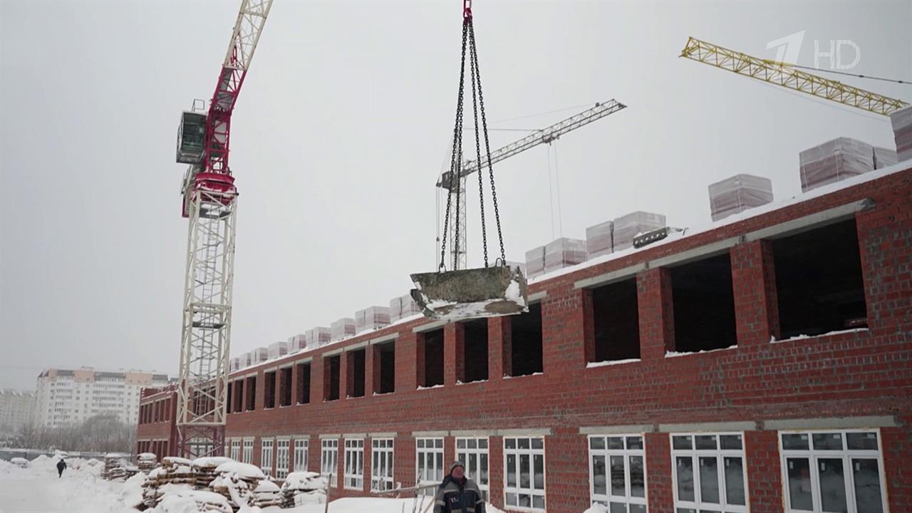 В Саратове в этом году планируют ввести в эксплуатация две новые школы. смотреть онлайн