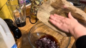 293. Гости задержались, готовим с Джонатаном обалденный салат.