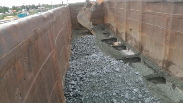 Разгрузка полувагонов — процесс выгрузки груза из железнодорожного смотреть онлайн