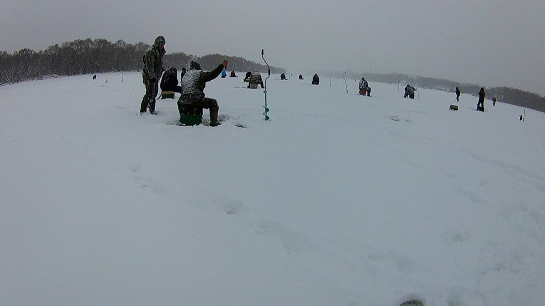 ЗИМНЯЯ РЫБАЛКА ВЕЧЕРНИЙ ВЫХОД смотреть онлайн