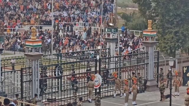 Ворота закрывают!Граница на замке! смотреть онлайн