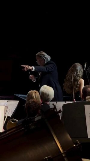 Что будет, если повесить микрофон на дирижера? #shorts