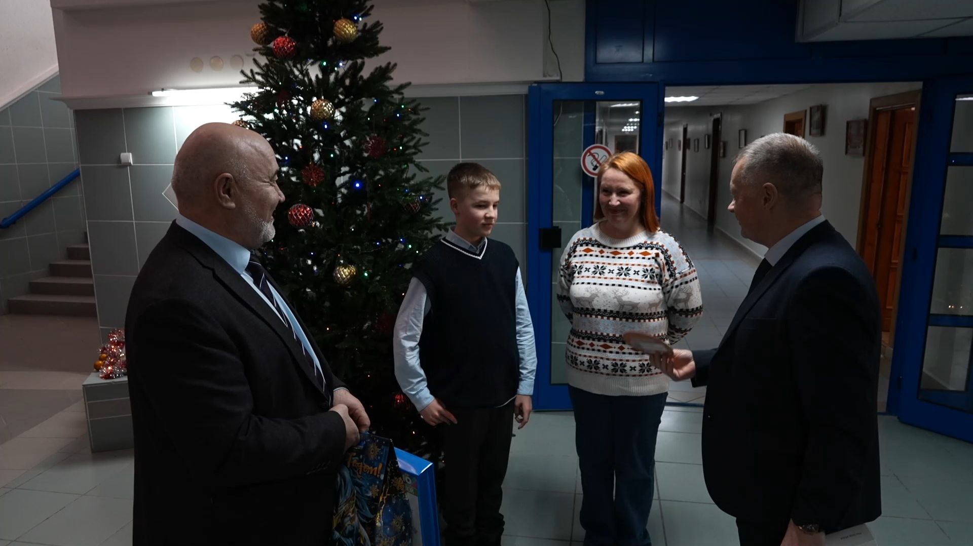 «Ёлка желаний» продолжает исполнять мечты югорчан! смотреть онлайн