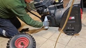 Замена масла в двигателе снегоуборщика.