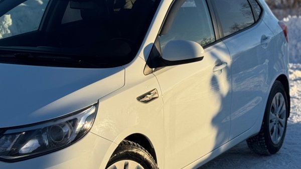 KIA Rio 2016 белая хечбэк