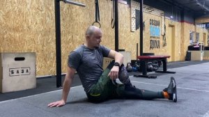 Растяжка ягодиц сидя на полу / Seated Glute Stretch