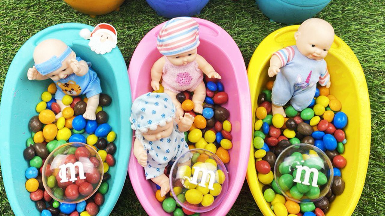 Мультики для девочек. Яркие Куколки с конфетками разноцветных ванночках. Мультики для детей смотреть онлайн