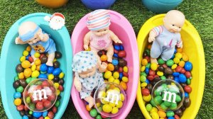 Мультики для девочек. Яркие Куколки с конфетками разноцветных ванночках. Мультики для детей