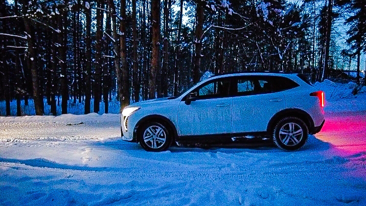 Застрял в своём дворе. Работа на Хавал Джолион в такси. СНТ и снег смотреть онлайн