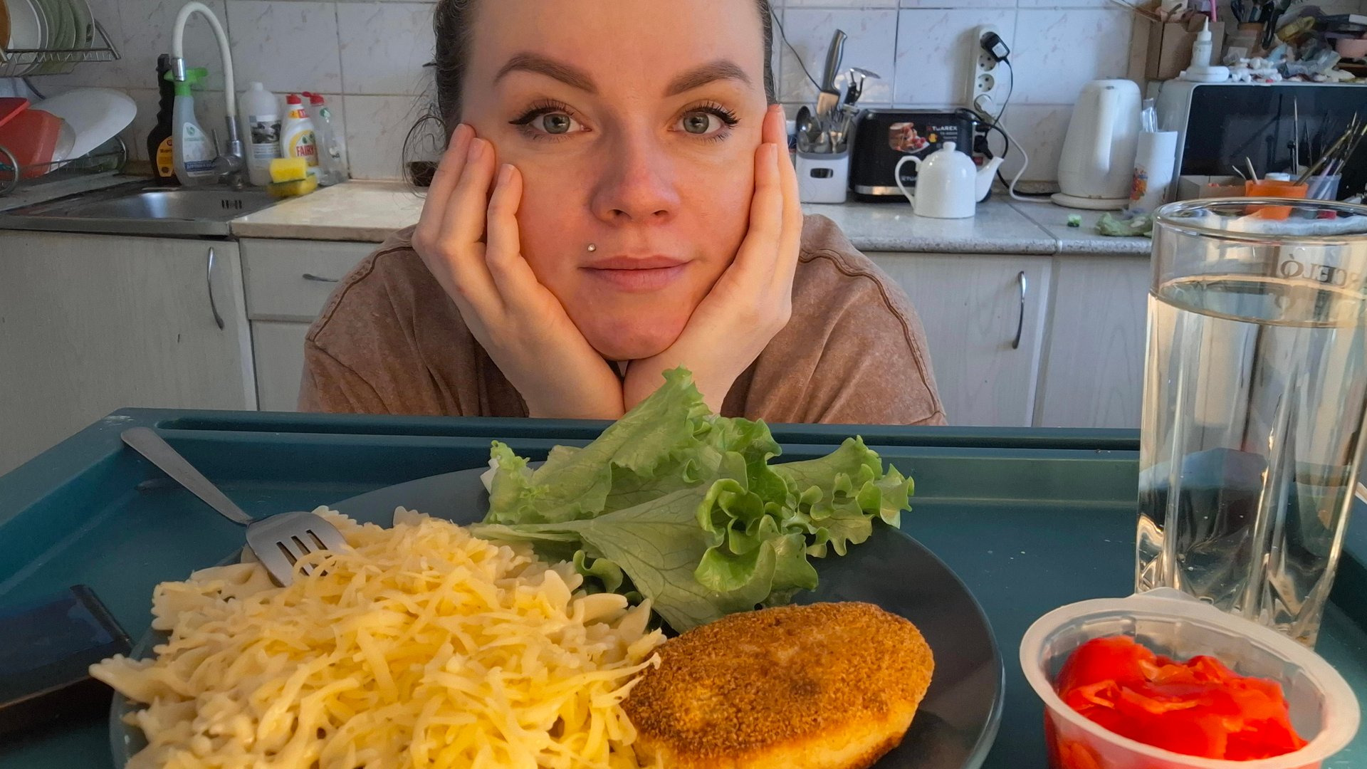 Мукбанг котлетка пожарская, макарошки с сыром под ваши истории #мукбанг #фудблог смотреть онлайн