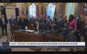 Президент Трамп принимает участие в церемонии подписания указов, 14 января 2026 года