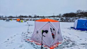 КАРАСЬ В ЯНВАРЕ ЧУТЬ НЕ УЛЕТЕЛИ ВМЕСТЕ С ПАЛАТКОЙ! Ловля карася зимой