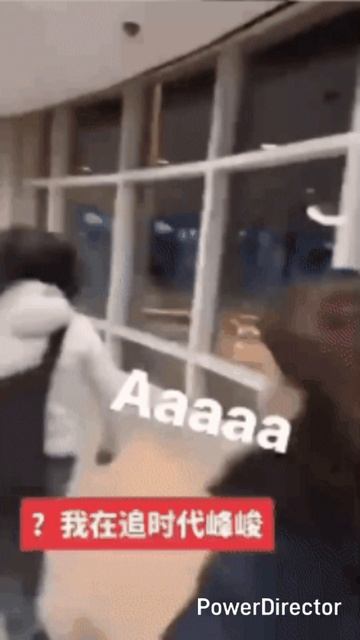 Сонхун из ENHYPEN буквально бежал по коридорам аэропорта, пытаясь оторваться от сасэн-фанатов. смотреть онлайн