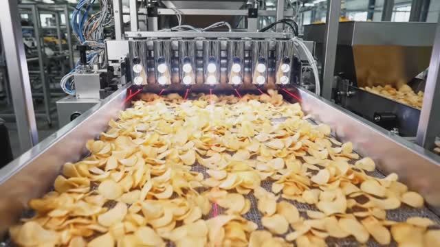 Вот так делают чипсы. Полный цикл производства . смотреть онлайн