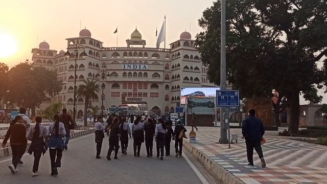 Скорей бежим занять места! смотреть онлайн