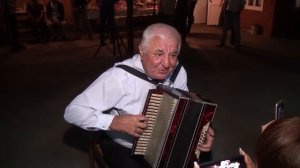 Поёт Хабала