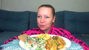 Мукбанг овощи с курицей запеченные,макароны с колбасой, салат со сметаной. еда.