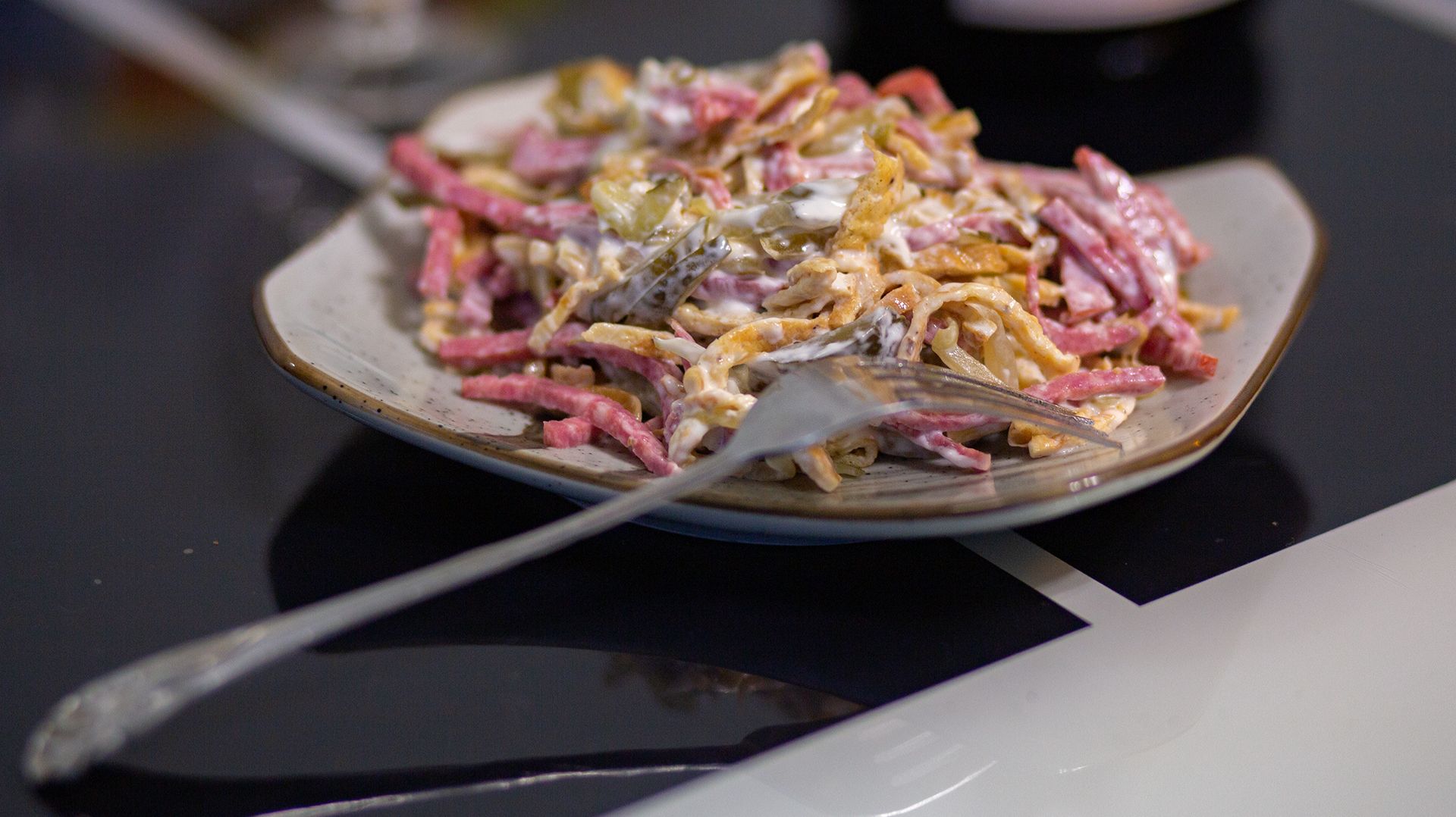 Салат с колбасой и солеными огурцами смотреть онлайн